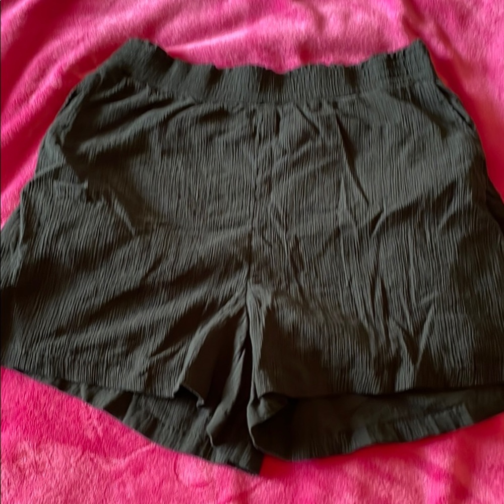 Black elastic band high waist shorts with pockets